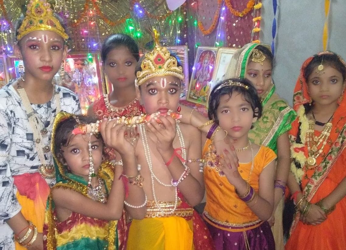 खतौली में कृष्ण जन्माष्टमी पर राधा कृष्ण बने बच्चे। खतौली में कृष्ण जन्माष्टमी पर राधा कृष्ण बने बच्चे।