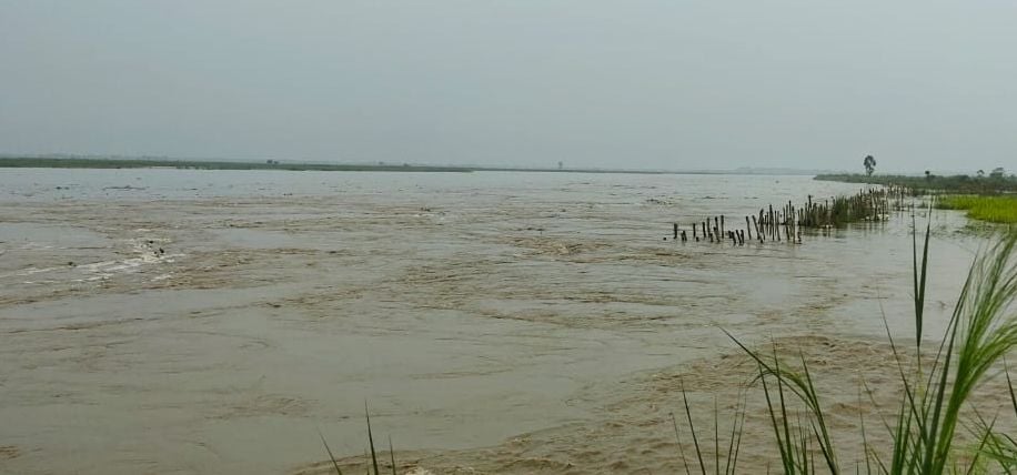 हस्तिनापुर में गंगा तट से मिलकर बह रही है। हस्तिनापुर में गंगा तट से मिलकर बह रही है।