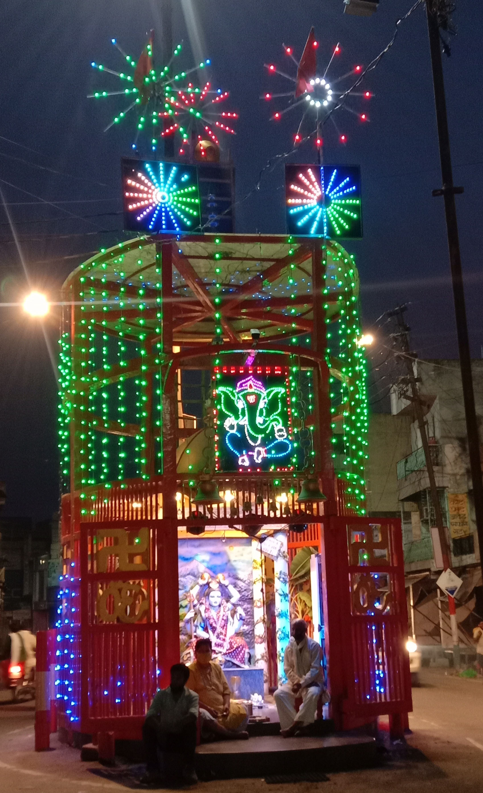 शामली रंग बिरंगी रोशनी से सजा शिवचौक