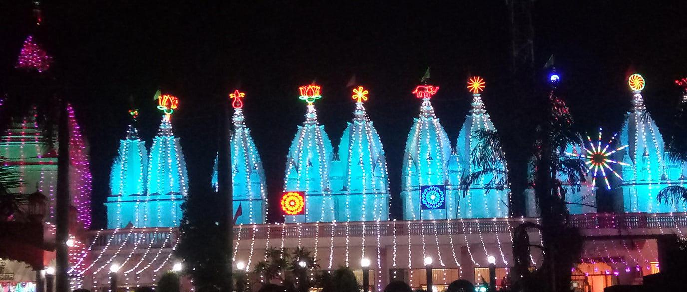 शामली में श्री कृष्ण जन्मष्टमी पर रंग बिरंगी रोशनी से सजा हनुमान धाम