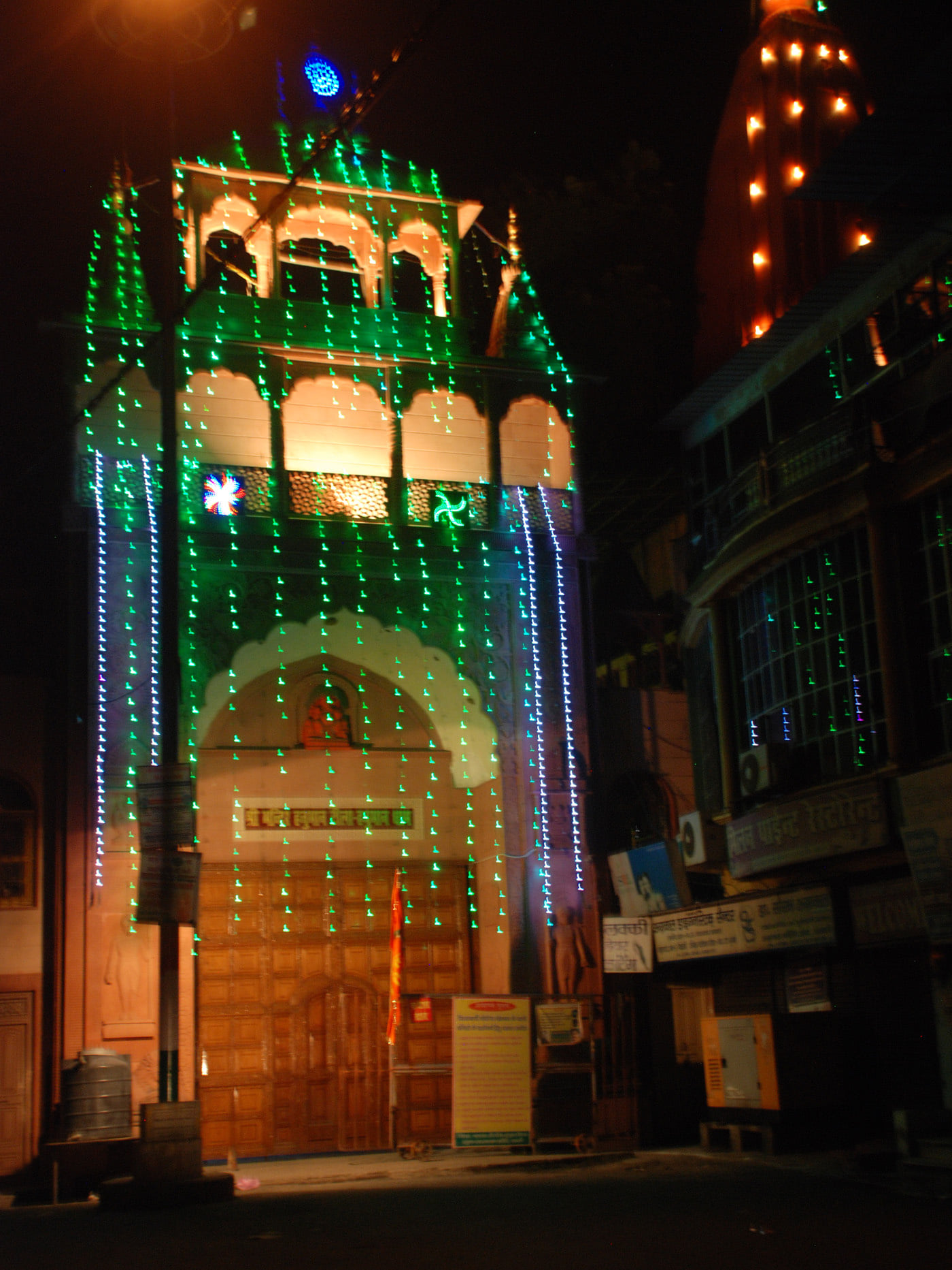 शामली में श्री कृष्ण जन्मष्टमी पर रंग बिरंगी रोशनी से सजा हनुमान धाम