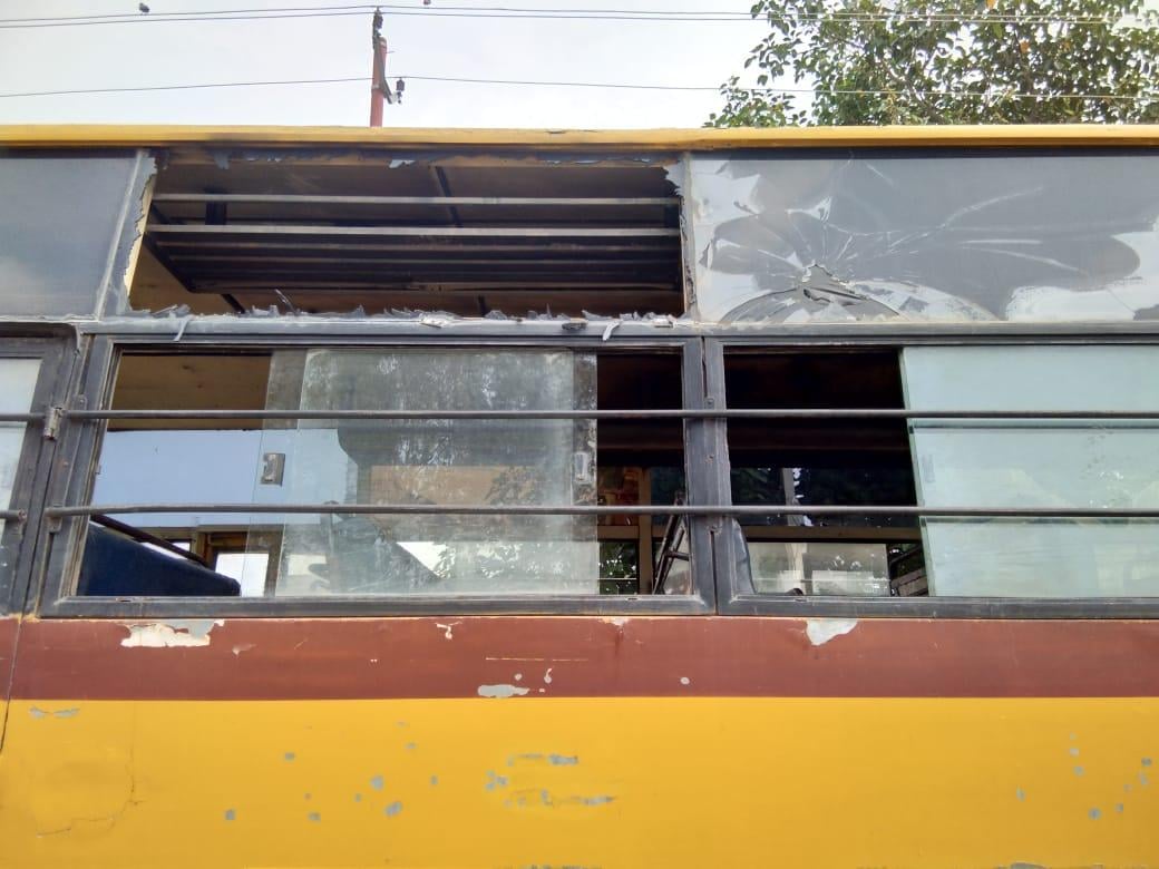 घटनास्थल पर खड़ी प्राइवेट बस क्षतिग्रस्त घटनास्थल पर खड़ी प्राइवेट बस क्षतिग्रस्त
