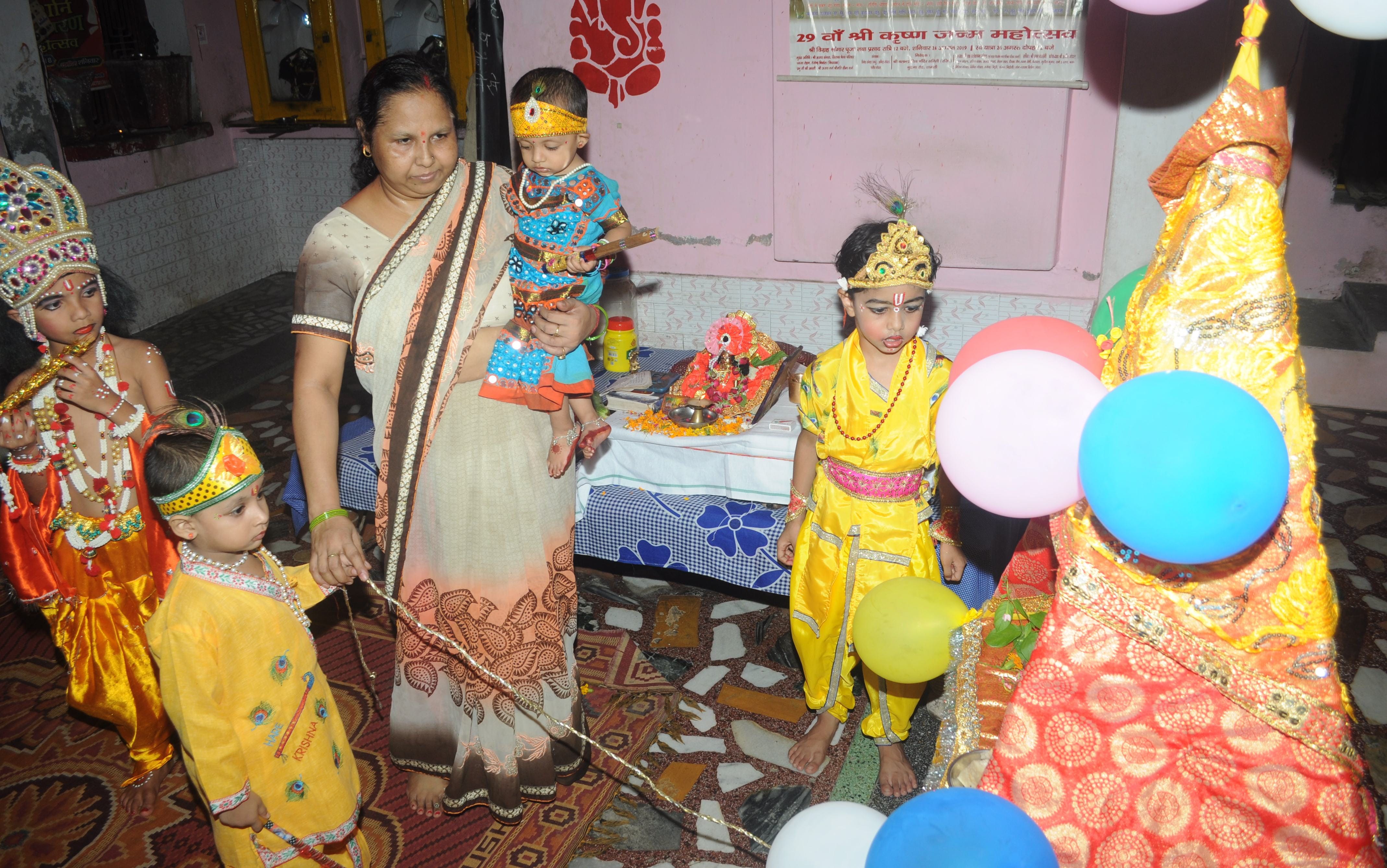 शामली मन्दिर में लडडू गोपाल के पालने को झुलाती महिला