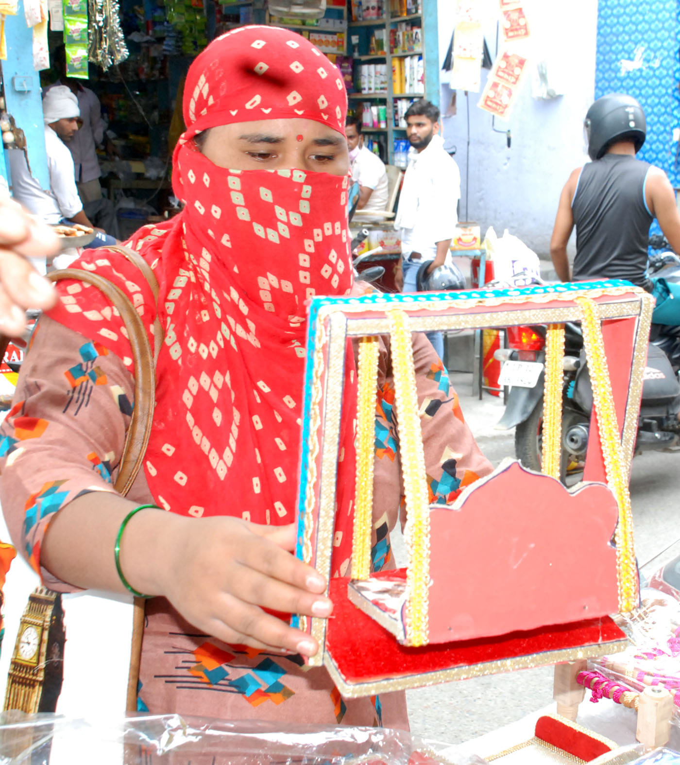 शामली श्री कृष्णजन्मष्टमी पर कान्हा पालने की खरिदारी करती महिला शामली श्री कृष्णजन्मष्टमी पर कान्हा पालने की खरिदारी करती महिला