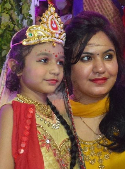 नगर में श्रीकृष्ण जन्माष्टमी पर्व सजा राधा कृष्ण मंदिर में नन्ही राधा के साथ सेल्फी लेती महिला। नगर में श्रीकृष्ण जन्माष्टमी पर्व सजा राधा कृष्ण मंदिर में नन्ही राधा के साथ सेल्फी लेती महिला।