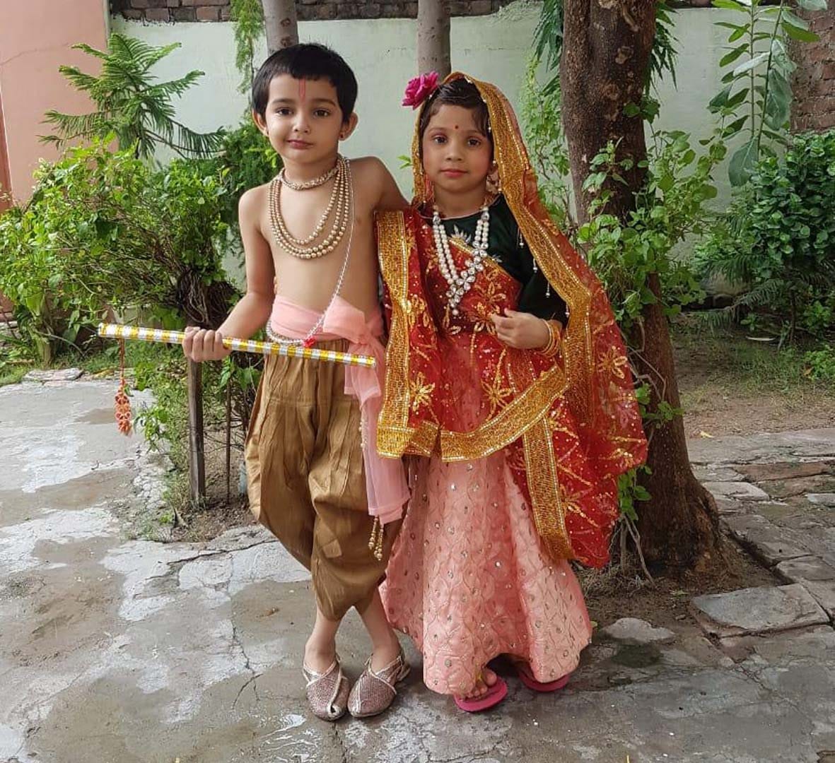 राधा संग रासमंडल में कृष्ण