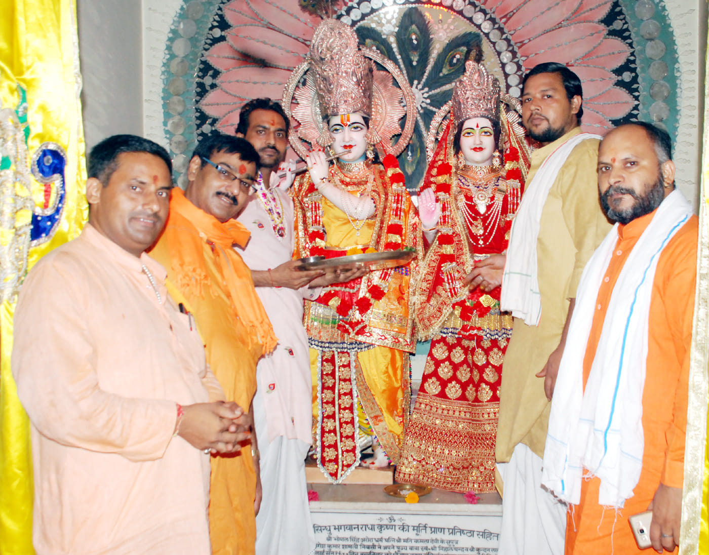 शामली हनुमान धाम पर श्री कृष्ण जन्मष्टमी पर पुजन करते पंडित