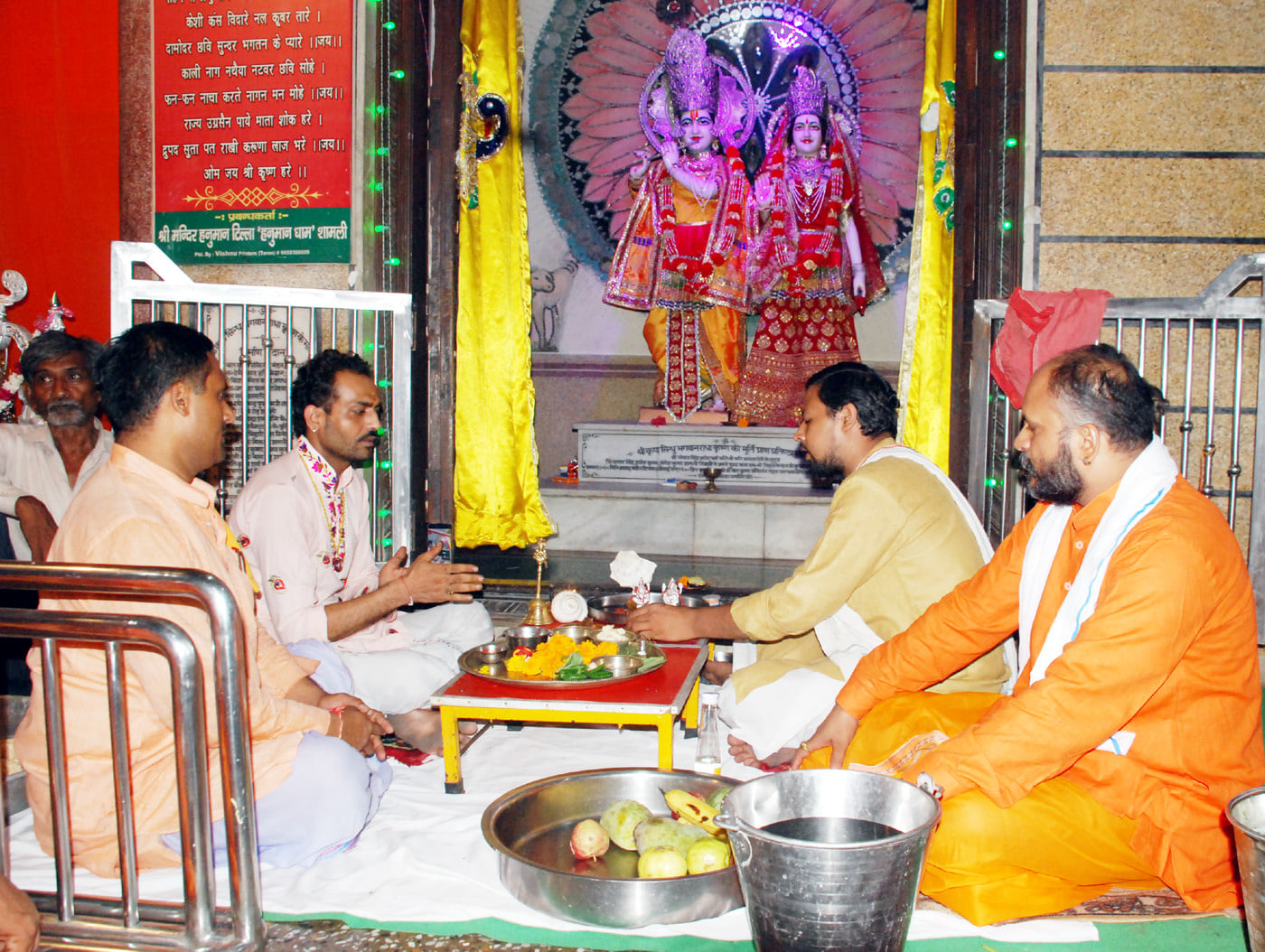 शामली हनुमान धाम पर श्री कृष्ण जन्मष्टमी पर पुजन करते पंडित