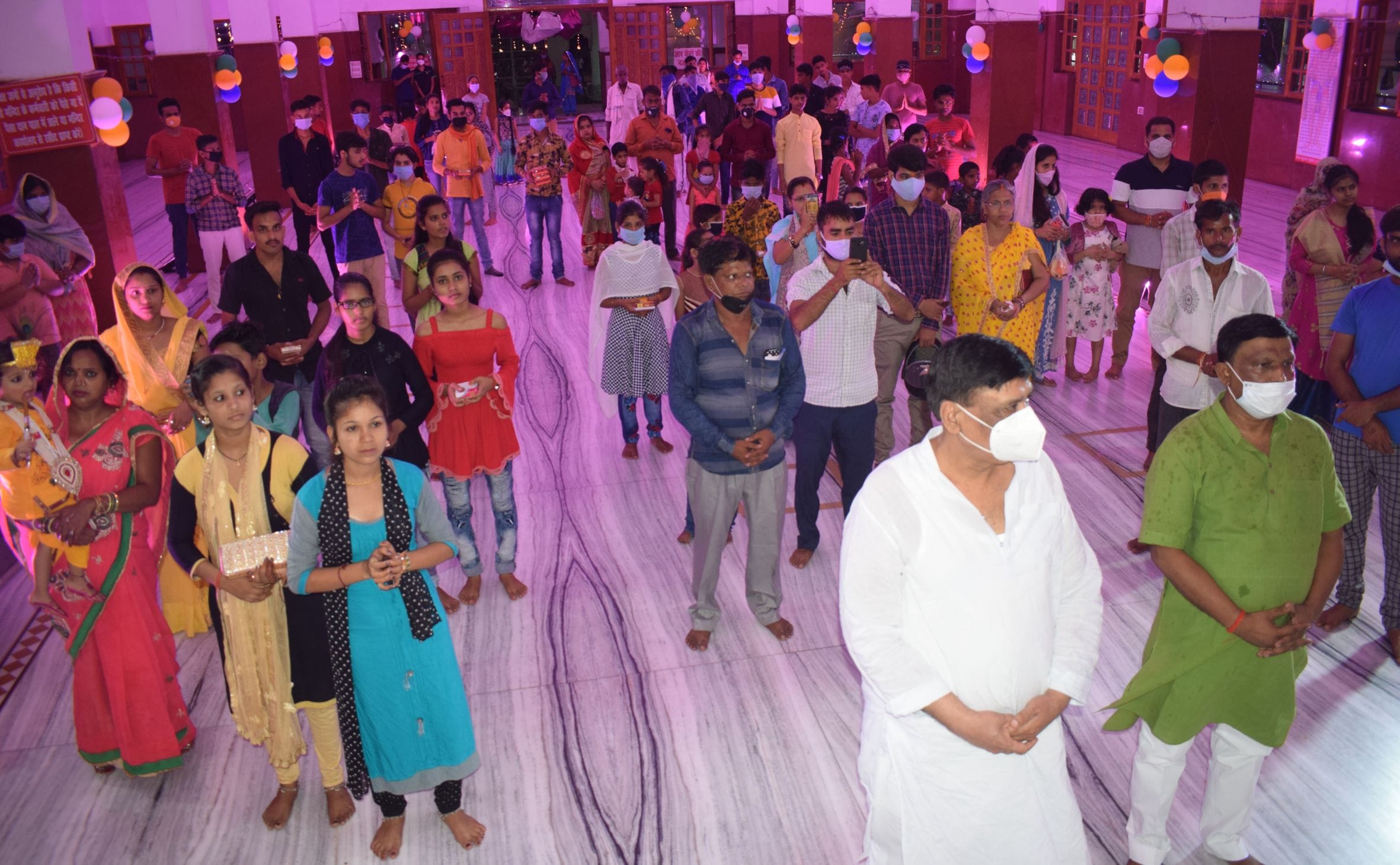 फोटो-3-आरती के दौरान श्री रामजानकी मंदिर में खड़े श्रद्धालु। संवाद फोटो-3-आरती के दौरान श्री रामजानकी मंदिर में खड़े श्रद्धालु। संवाद