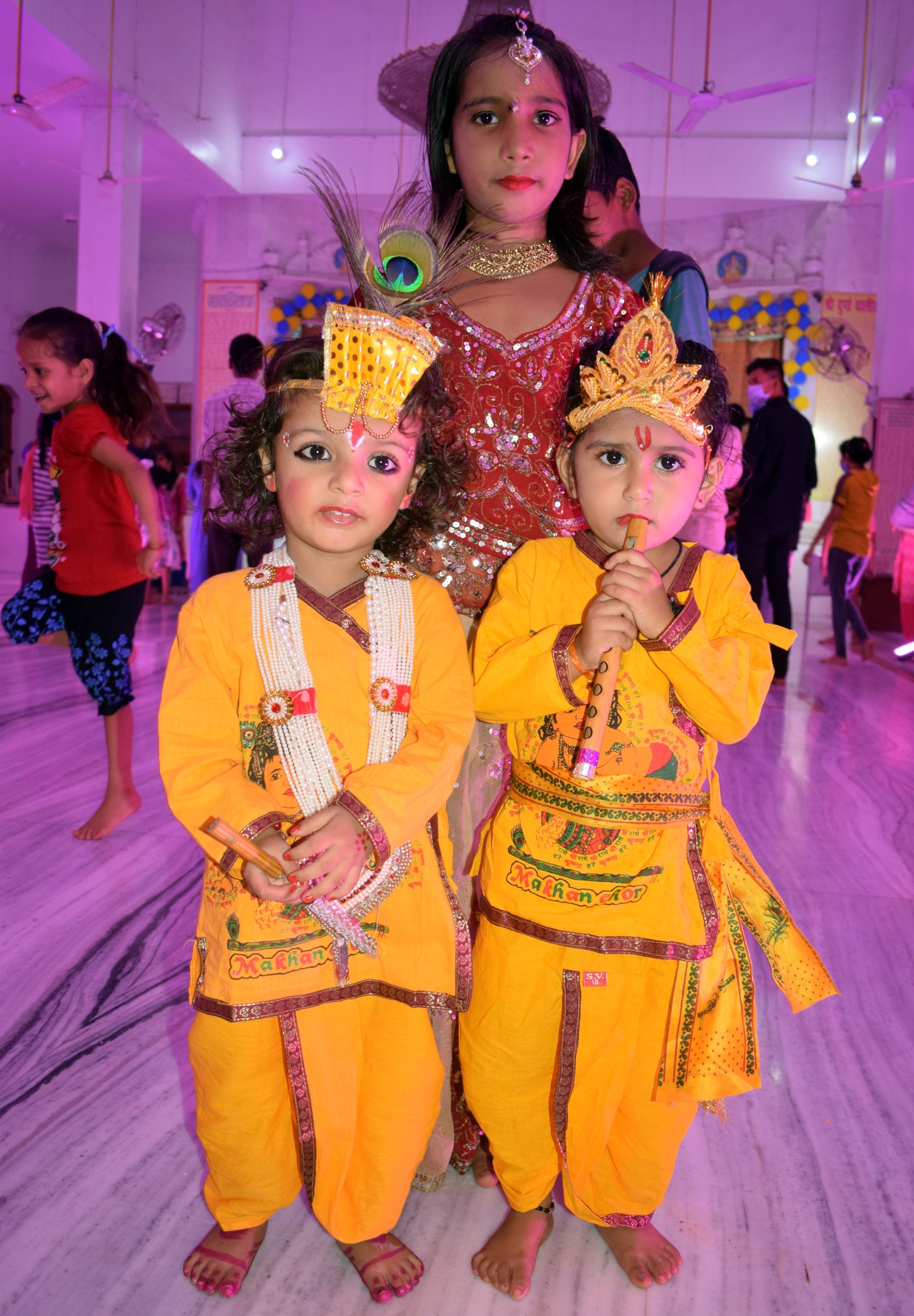 फोटो-4-जन्माष्ष्टमी की श्री राम जानकी मंदिर परिसर में श्री कृष्ण के वेश में सजे बच्चे। संवाद फोटो-4-जन्माष्ष्टमी की श्री राम जानकी मंदिर परिसर में श्री कृष्ण के वेश में सजे बच्चे। संवाद