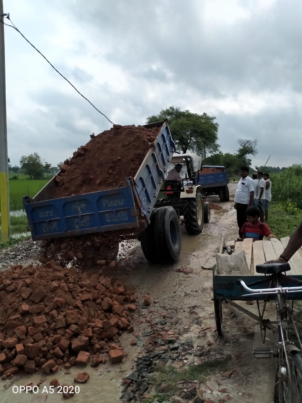 रतनपुरा ब्लाक के छिछोर गाँव की चंदा लगाकर बदहाल सड़क की मरम्मत के लिए ईट गिरवाते ग्रामीण।