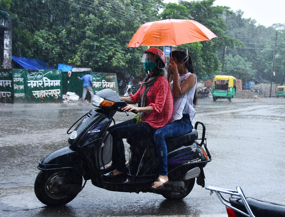 सहारनपुर में हुई बरसात मे कोर्ट रोड़ पर अपने कार्य को जाती युवतियां सहारनपुर में हुई बरसात मे कोर्ट रोड़ पर अपने कार्य को जाती युवतियां