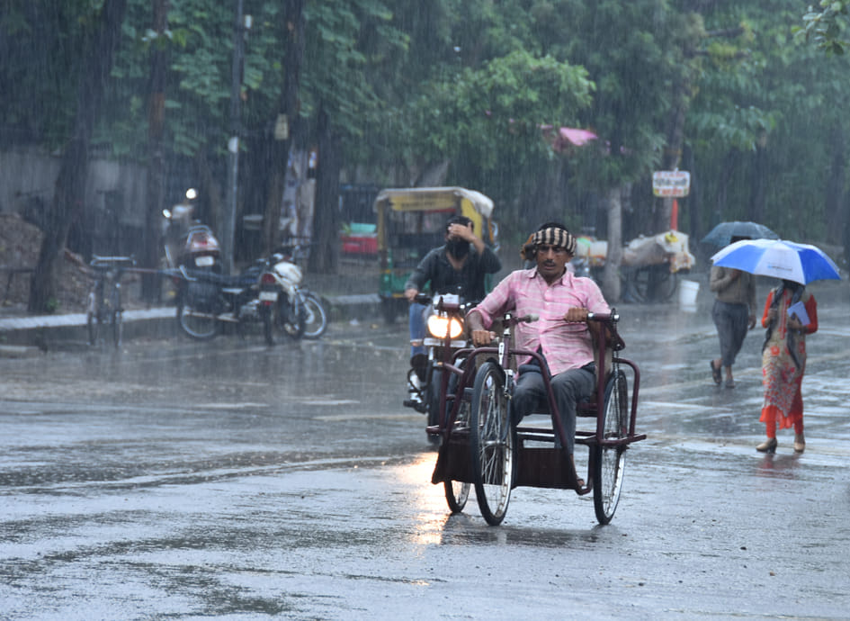 सहारनपुर में हुई बरसात मे रेलवे रोड़ पर अपने कार्य को जाता दिव्यांग सहारनपुर में हुई बरसात मे रेलवे रोड़ पर अपने कार्य को जाता दिव्यांग