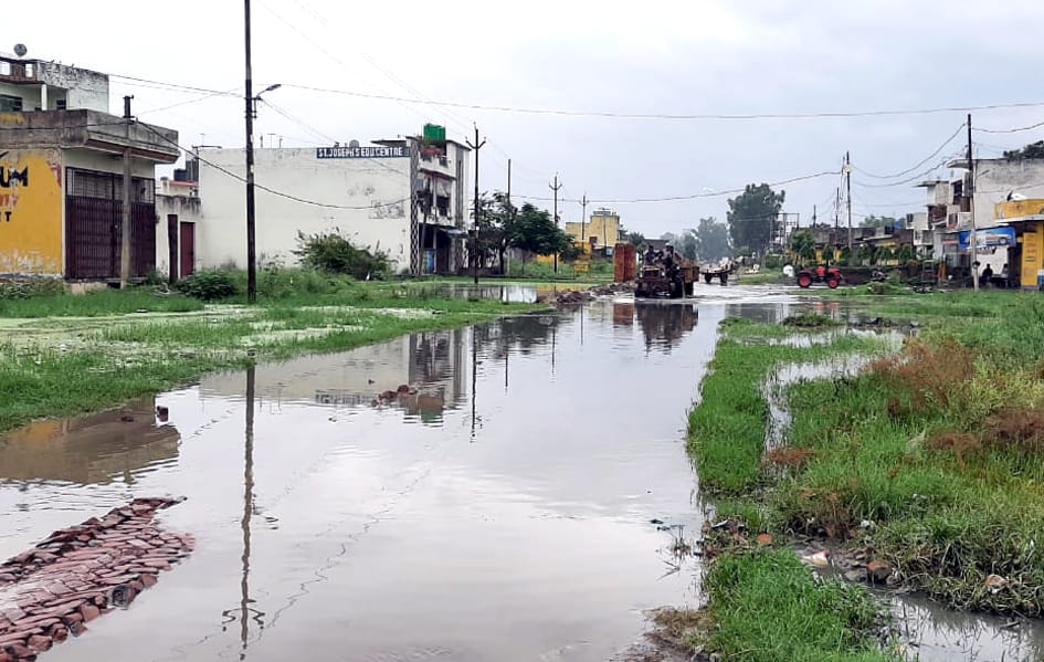 सहारनपुर में हुई बरसात के दौरान गलिरा रोड़ हुई जलमग्न सहारनपुर में हुई बरसात के दौरान गलिरा रोड़ हुई जलमग्न