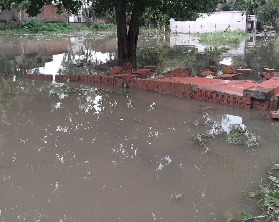 कांधला ब्लाक कार्यालय के सामने बरसात से भरा पानी