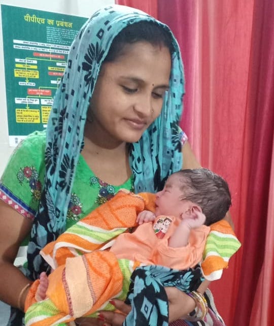 शामली सीएचसी में जन्माष्टमी के दिन जन्मे बेटे को दुलार करती प्रियंका शामली सीएचसी में जन्माष्टमी के दिन जन्मे बेटे को दुलार करती प्रियंका