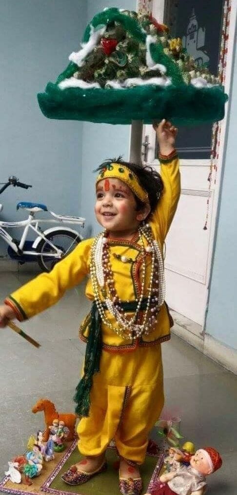 शामली इन्हरव्हील क्लब द्वारा आयोजित श्री कृष्ण जन्मष्टमी पर कृष्ण के वेशभूषा में सजा बच्चा शामली इन्हरव्हील क्लब द्वारा आयोजित श्री कृष्ण जन्मष्टमी पर कृष्ण के वेशभूषा में सजा बच्चा