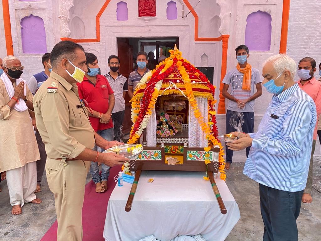 सुल्तानपुर में पालकी में विराजमान श्री कृष्ण की आरती करते श्रद्धालु। सुल्तानपुर में पालकी में विराजमान श्री कृष्ण की आरती करते श्रद्धालु।