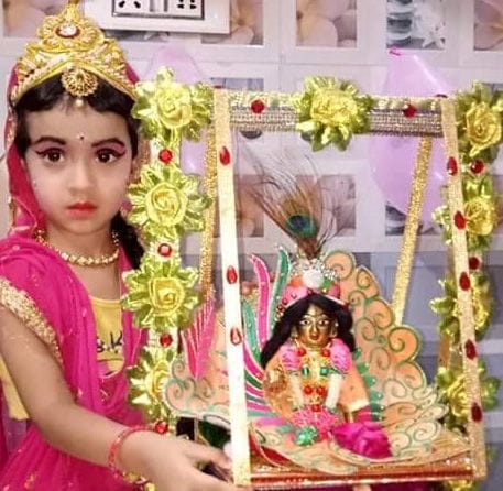 शामली हनुमान धाम पर लडडू गोपाल के साथ छोटी बच्ची शामली हनुमान धाम पर लडडू गोपाल के साथ छोटी बच्ची