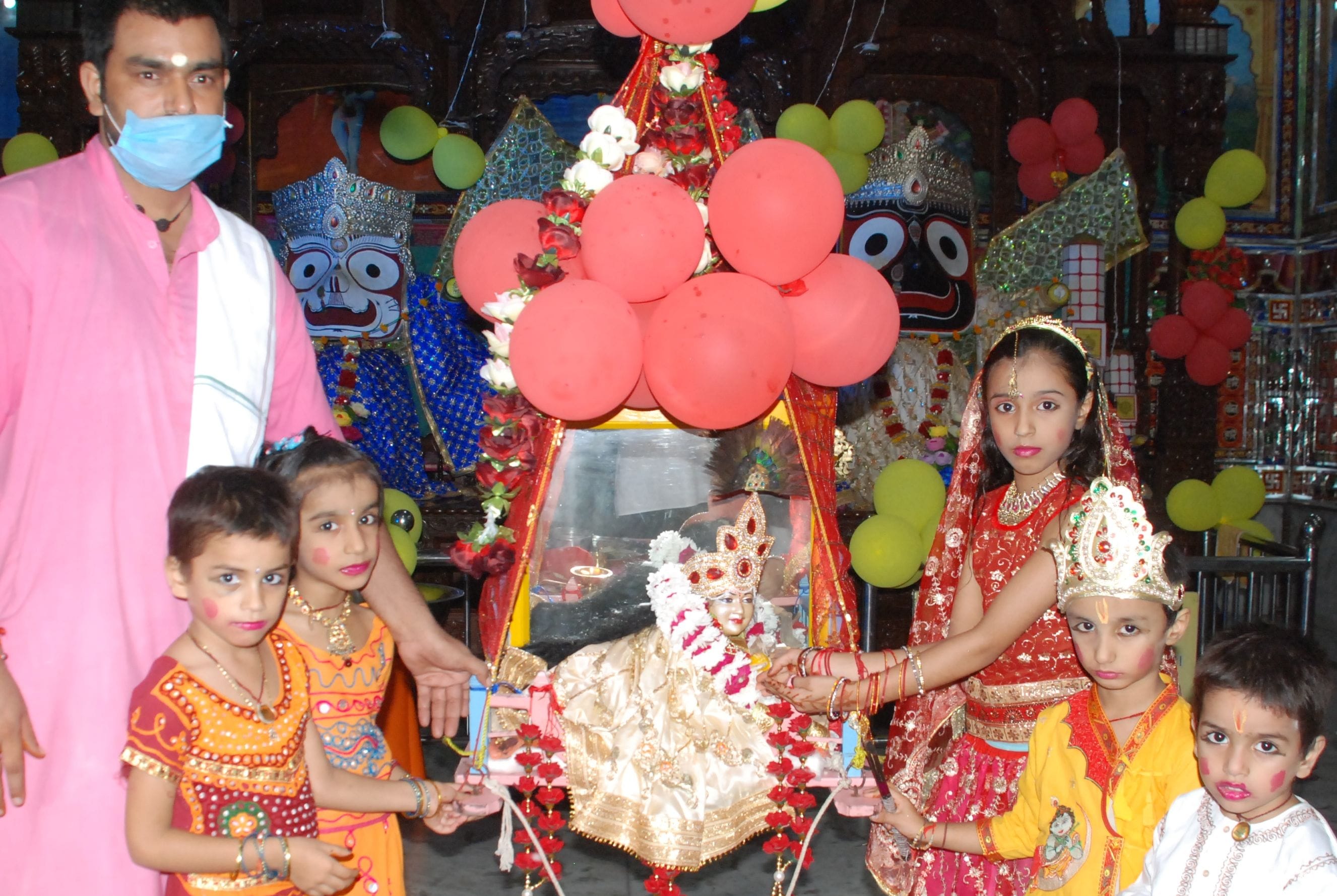 शामली हनुमान धाम पर लडडू गोपाल को पालना झुलाते छोटे बच्चे व पुजारी शामली हनुमान धाम पर लडडू गोपाल को पालना झुलाते छोटे बच्चे व पुजारी