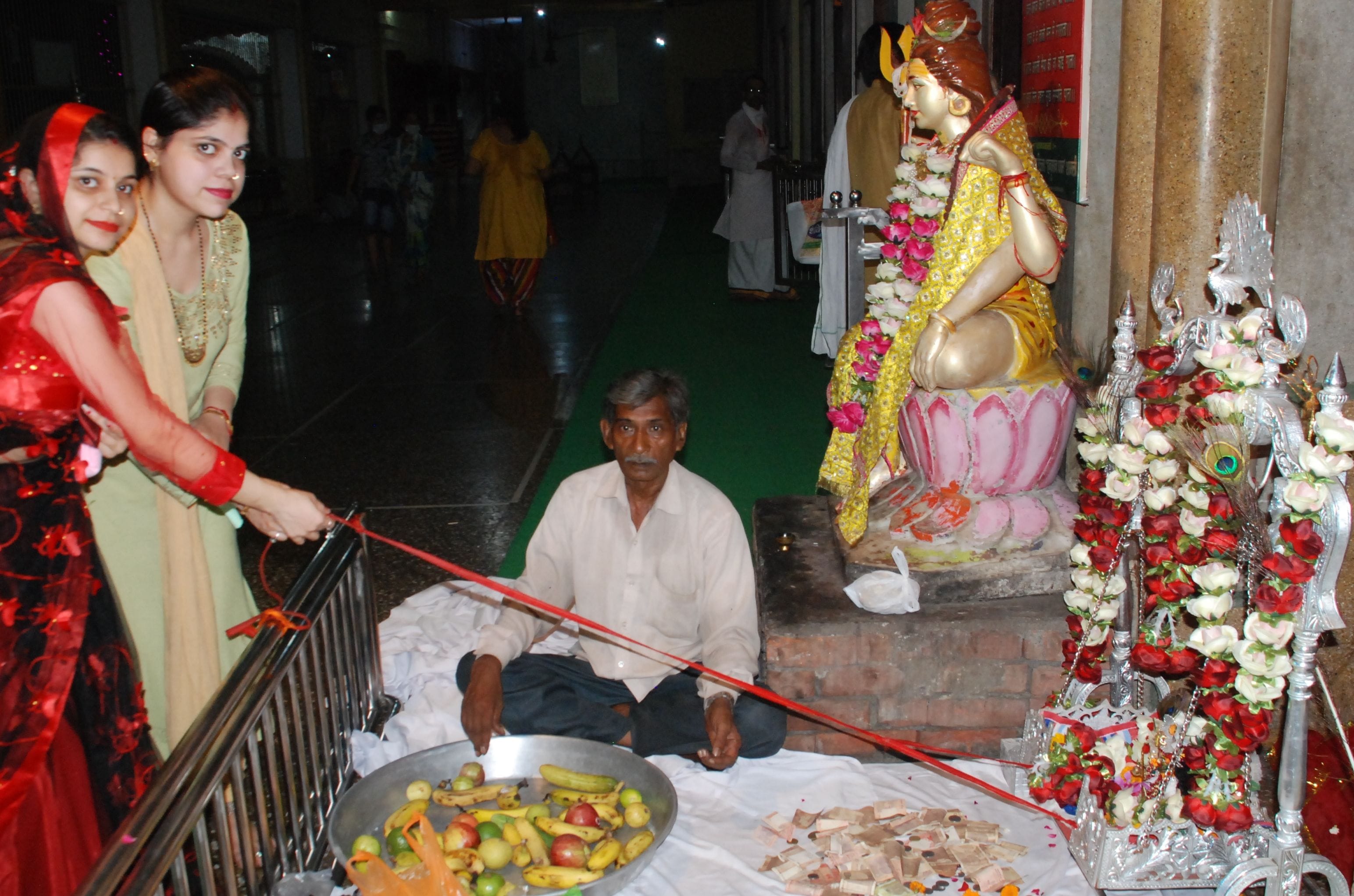 शामली हनुमान धाम पर श्री जन्माष्टमी पर पालना झुलातीं महिलाएं शामली हनुमान धाम पर श्री जन्माष्टमी पर पालना झुलातीं महिलाएं