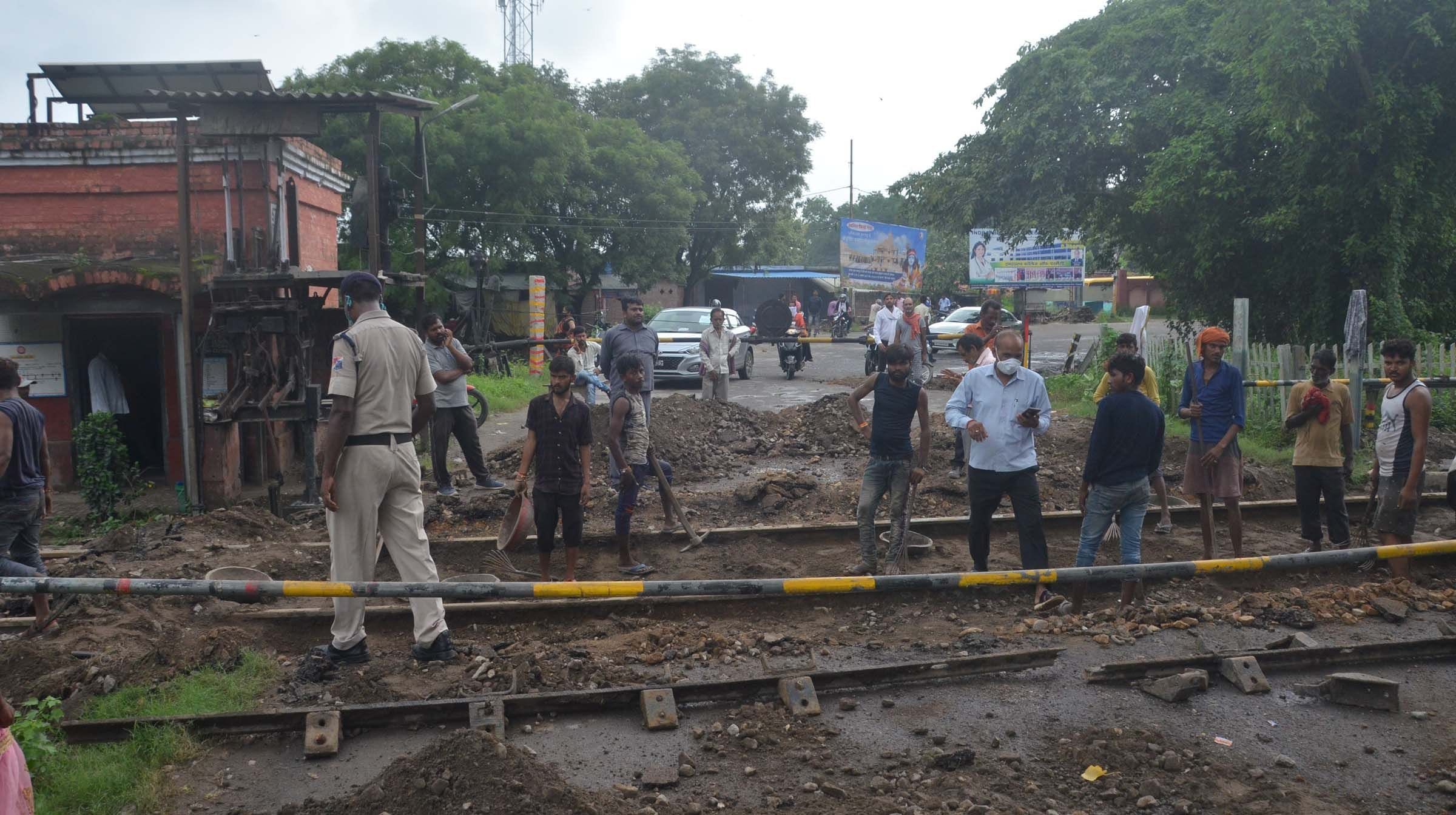 भुपियामऊ के समीप कुसुमी क्रासिंग पर रेलवे ट्रैक की मरम्मत करते कर्मचारी।