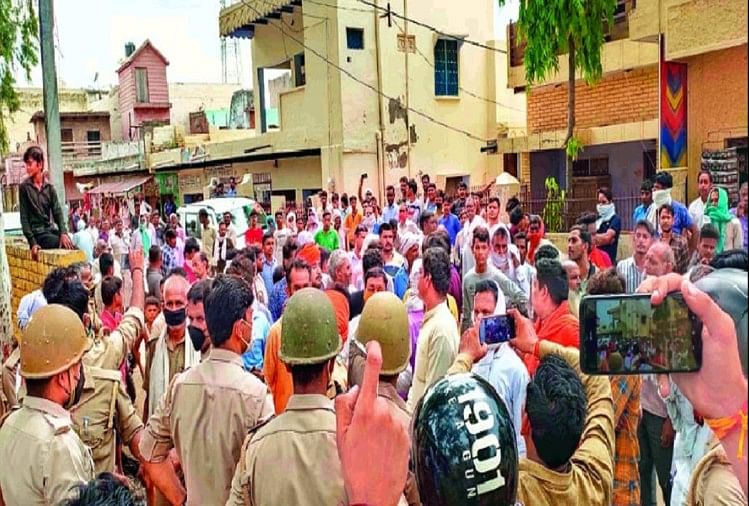 मारपीट के बाद थाने में भीड़