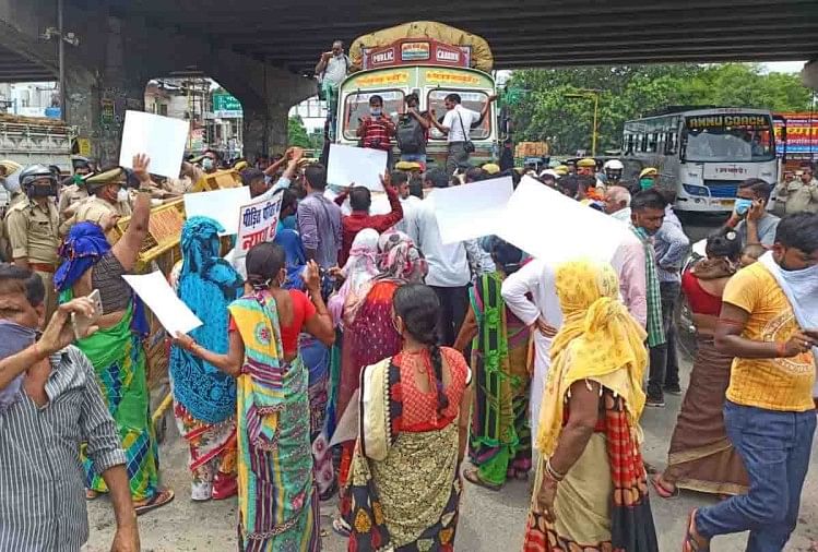 संजीत के परिजनों को पुलिस ने नौबस्ता चौराहे पर रोका