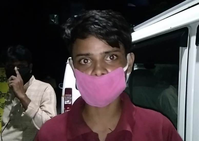पीड़ित युवक अमन राजावत कोतवाली में घटना के बारे में जानकारी देता हुआ। पीड़ित युवक अमन राजावत कोतवाली में घटना के बारे में जानकारी देता हुआ।