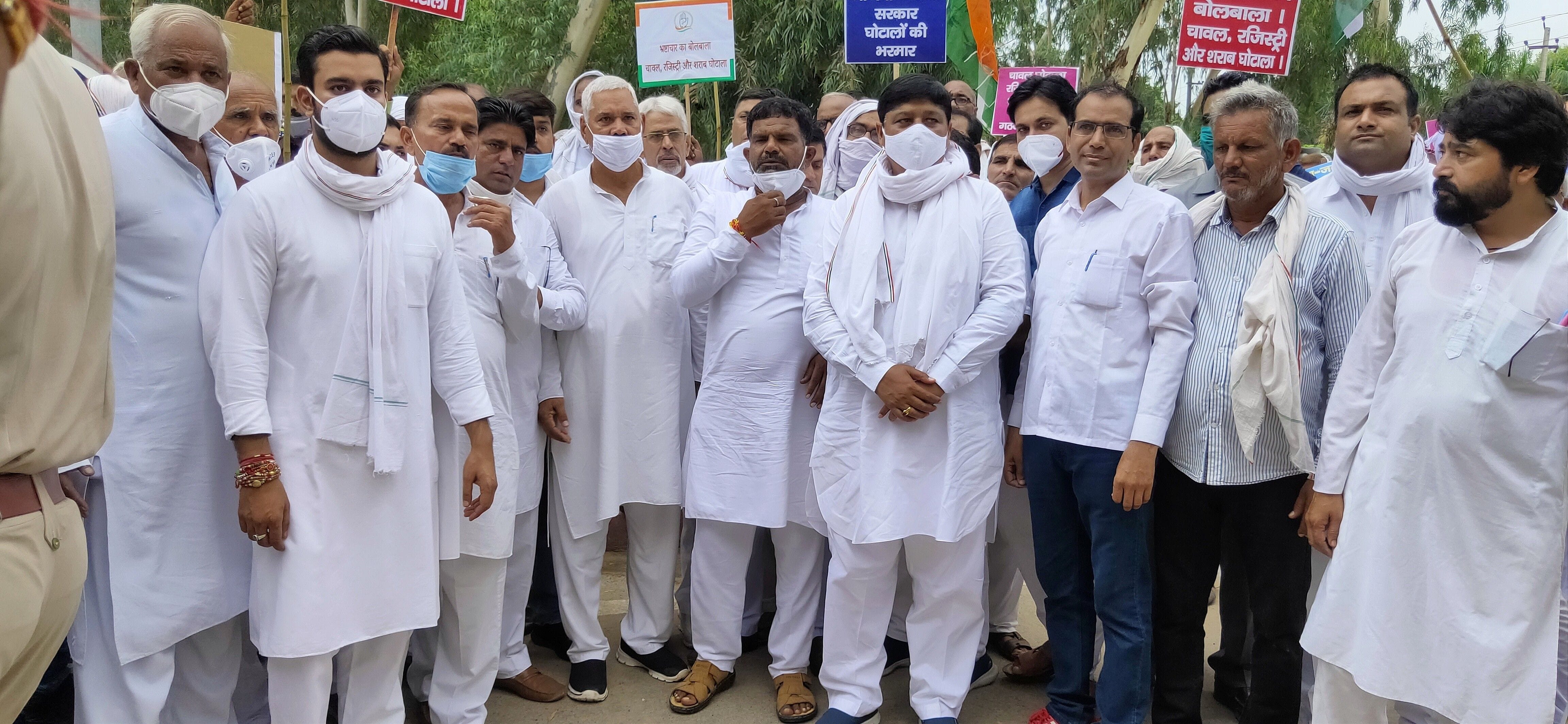 प्रदर्शन के दौरान ज्यादातर कांग्रेसी बिना मास्क के दिखे। संवाद न्यूज एजेंसी प्रदर्शन के दौरान ज्यादातर कांग्रेसी बिना मास्क के दिखे। संवाद न्यूज एजेंसी