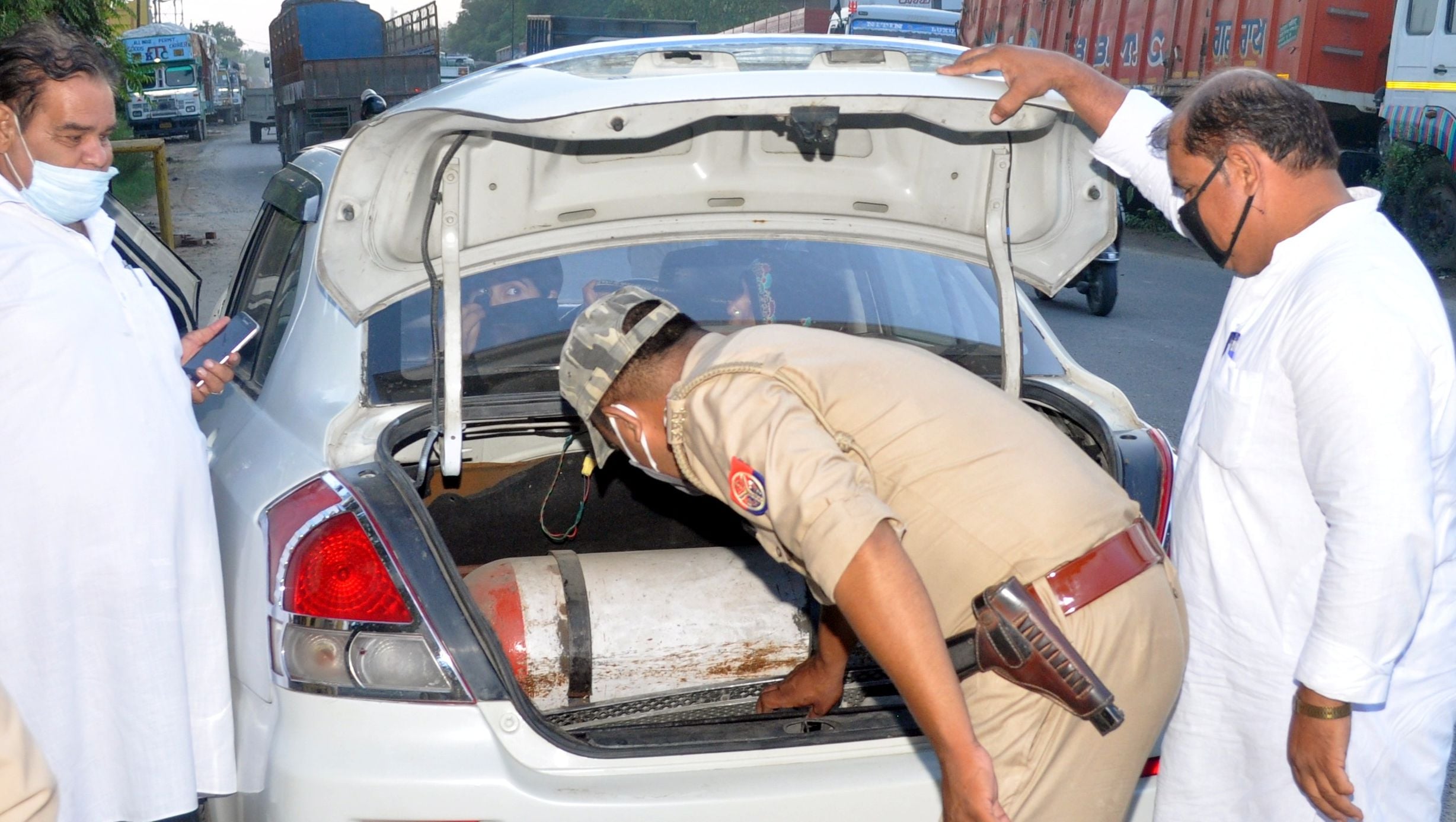 शामली एसटी तिराहे पर वाहनो की चैकिंग करते पुलिसकर्मी शामली एसटी तिराहे पर वाहनो की चैकिंग करते पुलिसकर्मी