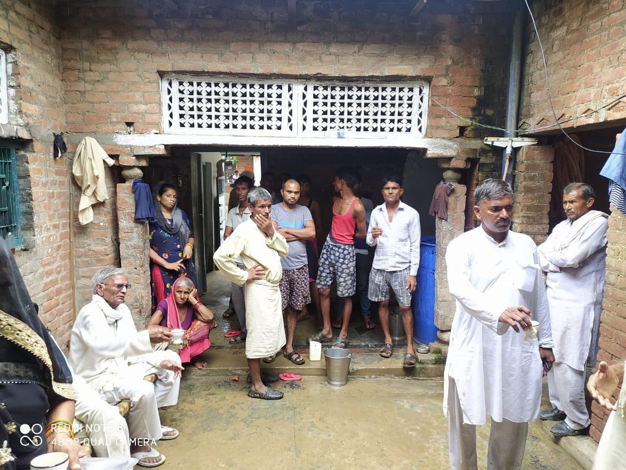 कदौरा में चोरी की जानकारी होने पर प्रमोद के घर लगी भीड़ कदौरा में चोरी की जानकारी होने पर प्रमोद के घर लगी भीड़