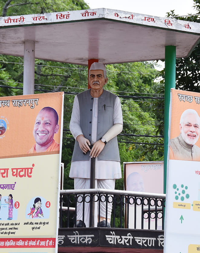 चौधरी चरण सिंह चौक पर लगी चौधरी चरण सिंह की प्रतिमा