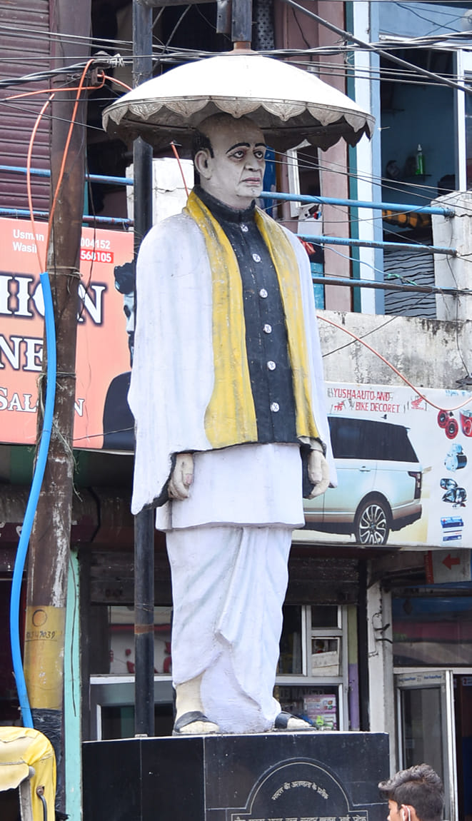 देहरादून रोड पर सरदार वल्लभ भाई पटेल की प्रतिमा