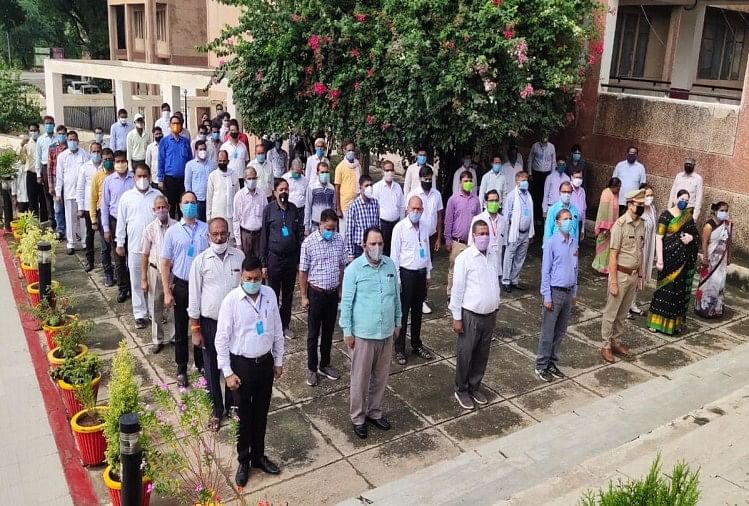 ध्वजारोह के बाद हुआ राष्ट्रगान