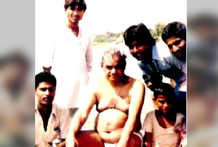 बटेश्वर में यमुना घाट पर अटल बिहारी वाजपेयी (फाइल)