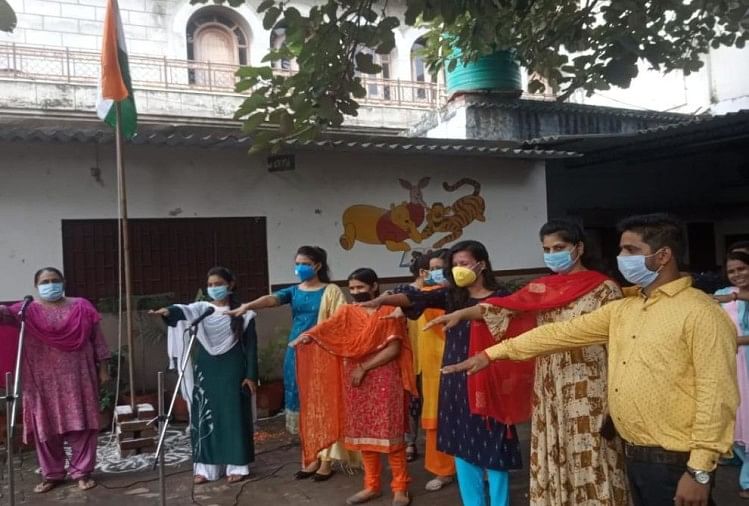 शिक्षण संस्थाओं में हुआ ध्वजारोहण