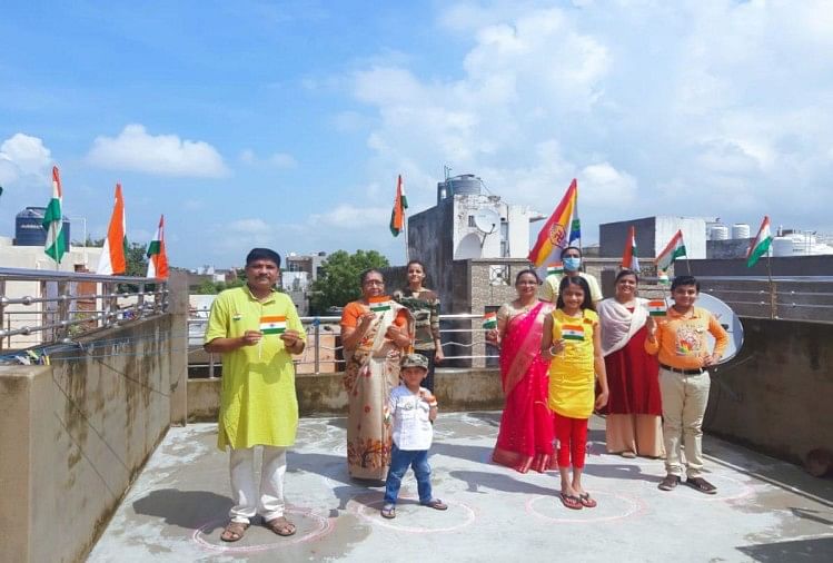 स्वतंत्रता दिवस 2020: परिवार संग छत पर किया राष्ट्रगान