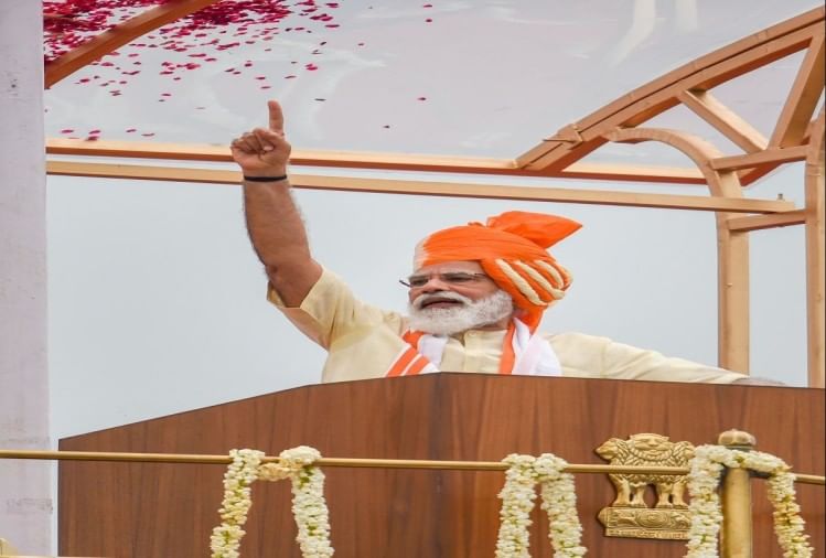 लाल किले की प्राचीर से बोलते हुए प्रधानमंत्री नरेंद्र मोदी