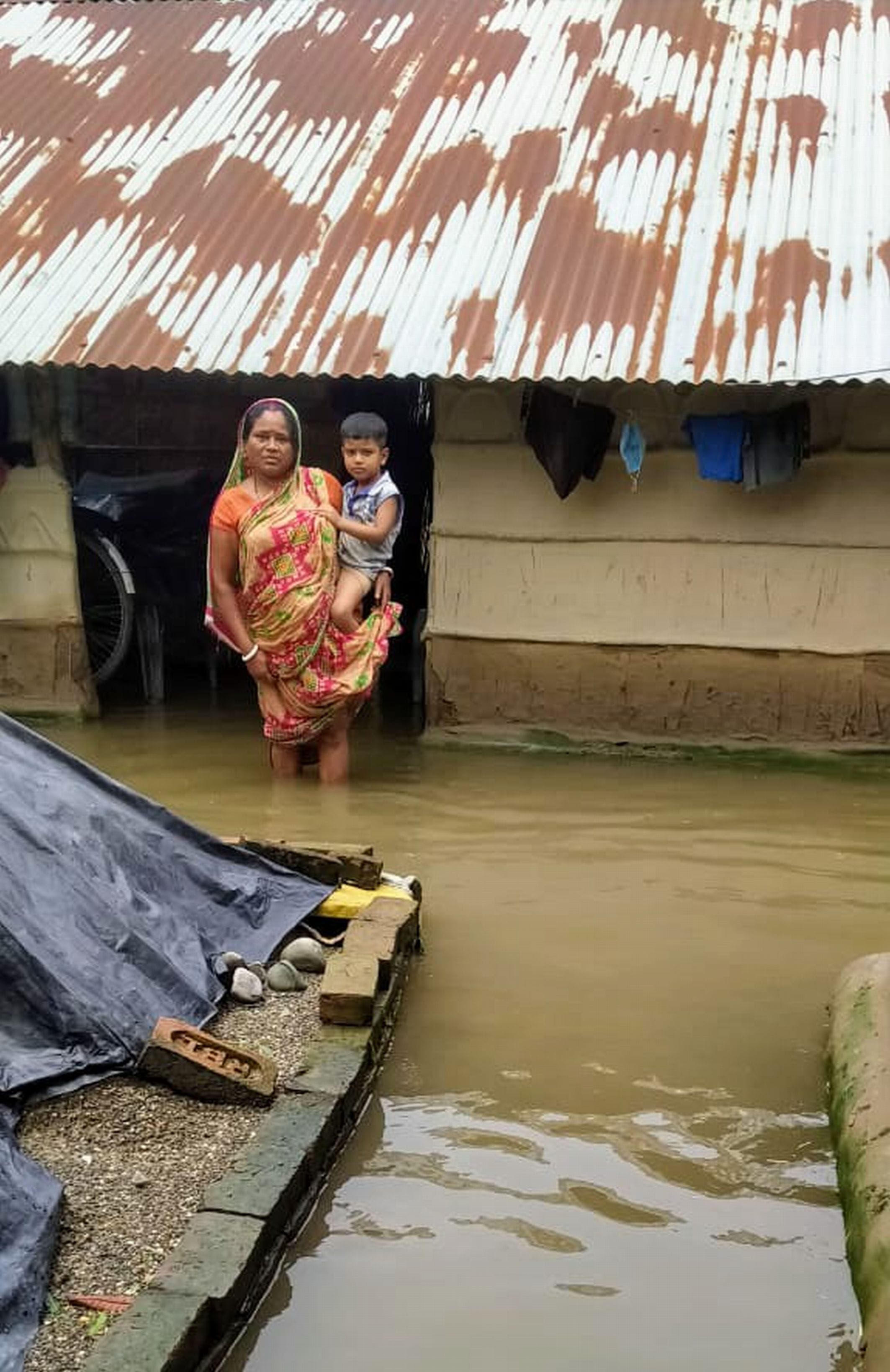 शक्तिफार्म वार्ड संख्या चार में घरों में घुसा पानी।