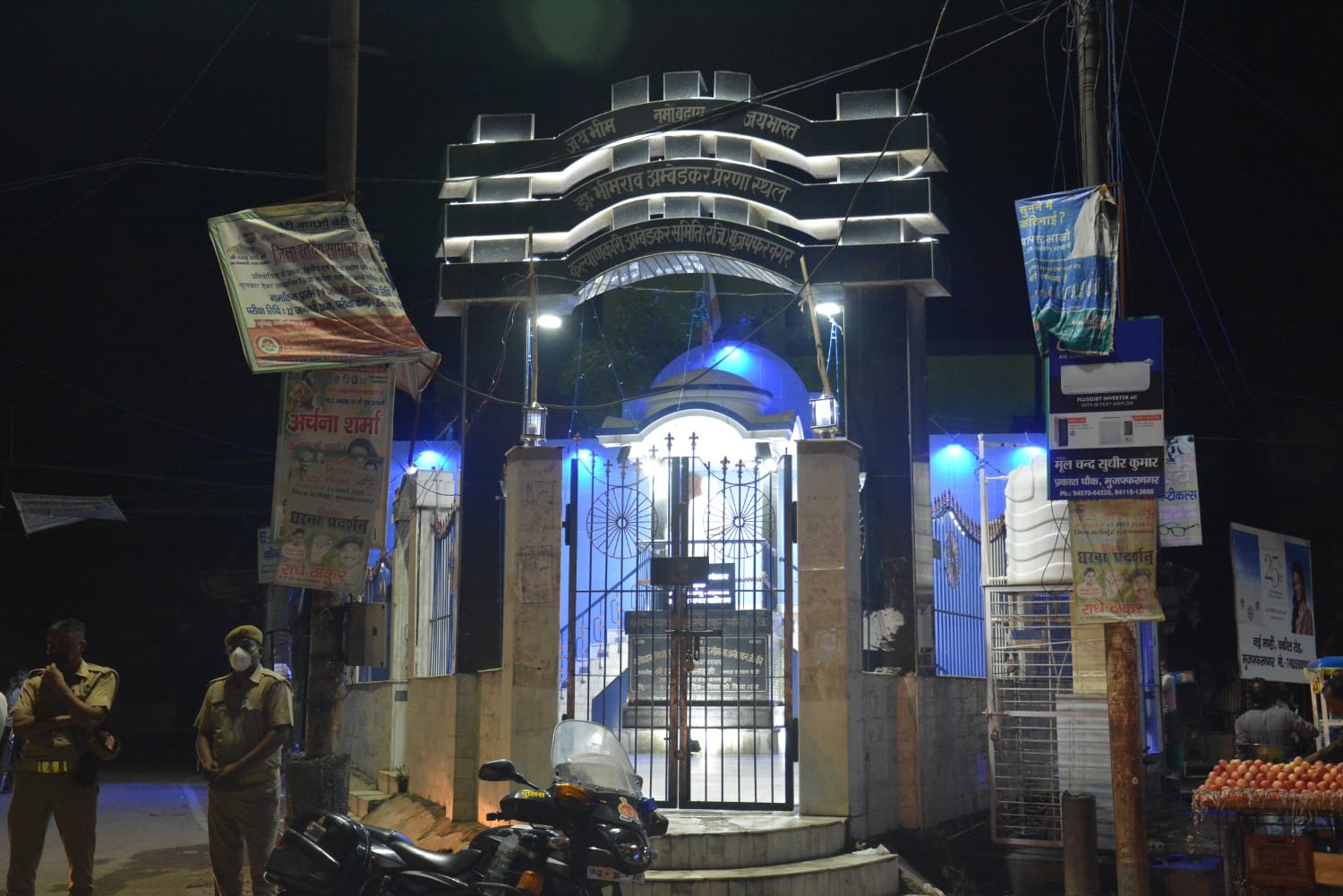 स्वतंत्रता दिवस पर रोशनी से जगमगाता डॉ भीमराव अम्बेडर की प्रतिमा।