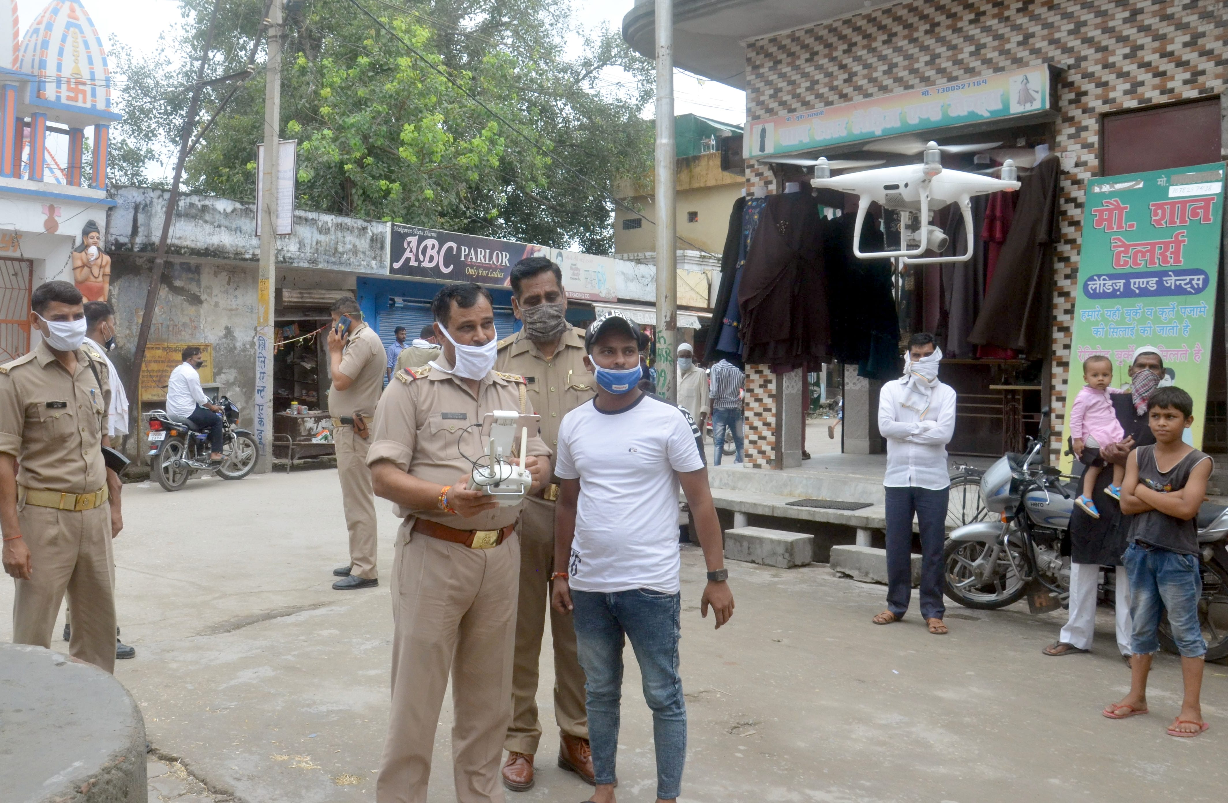 बिजनौर में बाबा हरिहर हनुमान मंदिर के पास ड्रोन से निगरानी करती पुलिस। बिजनौर में बाबा हरिहर हनुमान मंदिर के पास ड्रोन से निगरानी करती पुलिस।