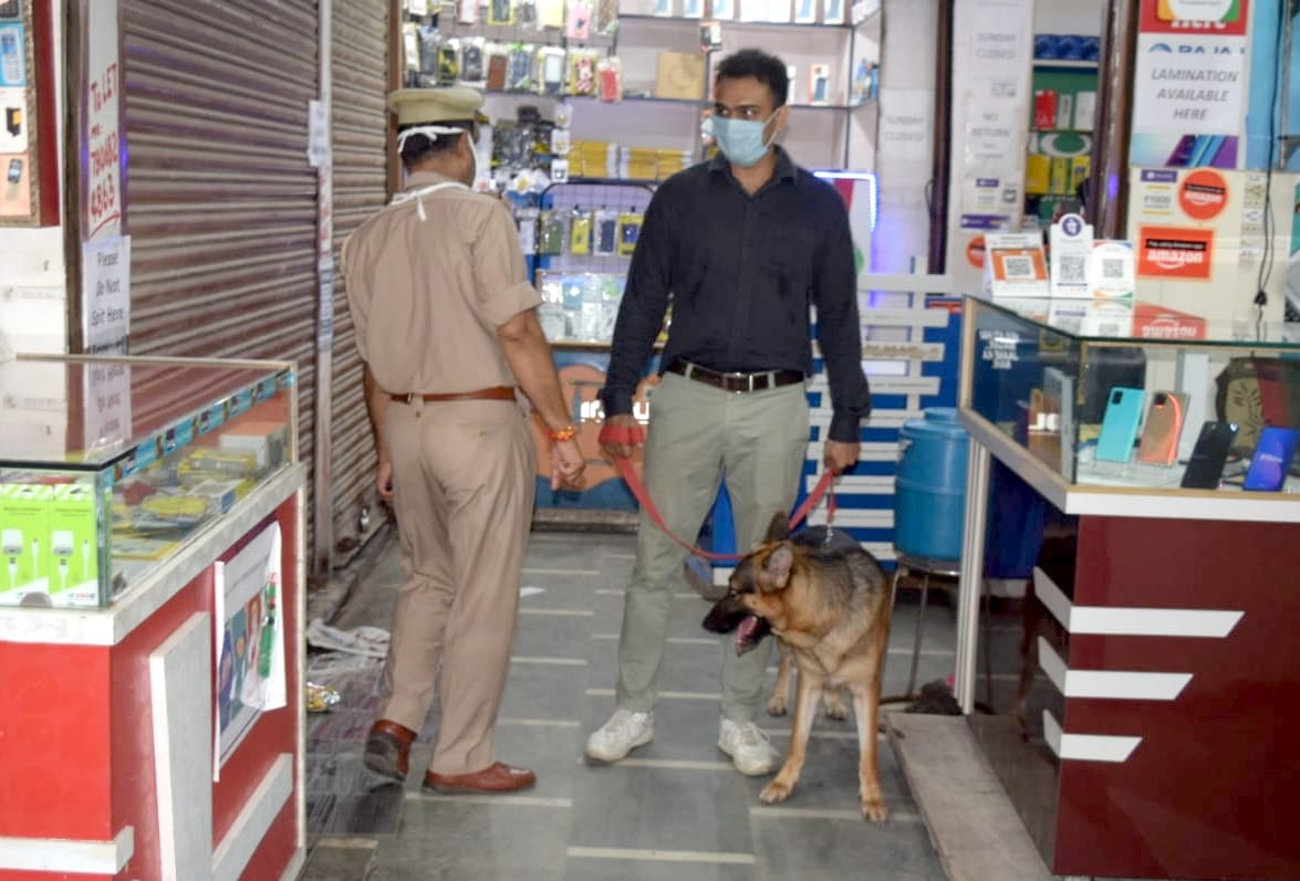 बिजनौर में फ्लैग मार्च के दौरान दुकानों में जांच करती डॉग स्क्वायड की टीम। बिजनौर में फ्लैग मार्च के दौरान दुकानों में जांच करती डॉग स्क्वायड की टीम।