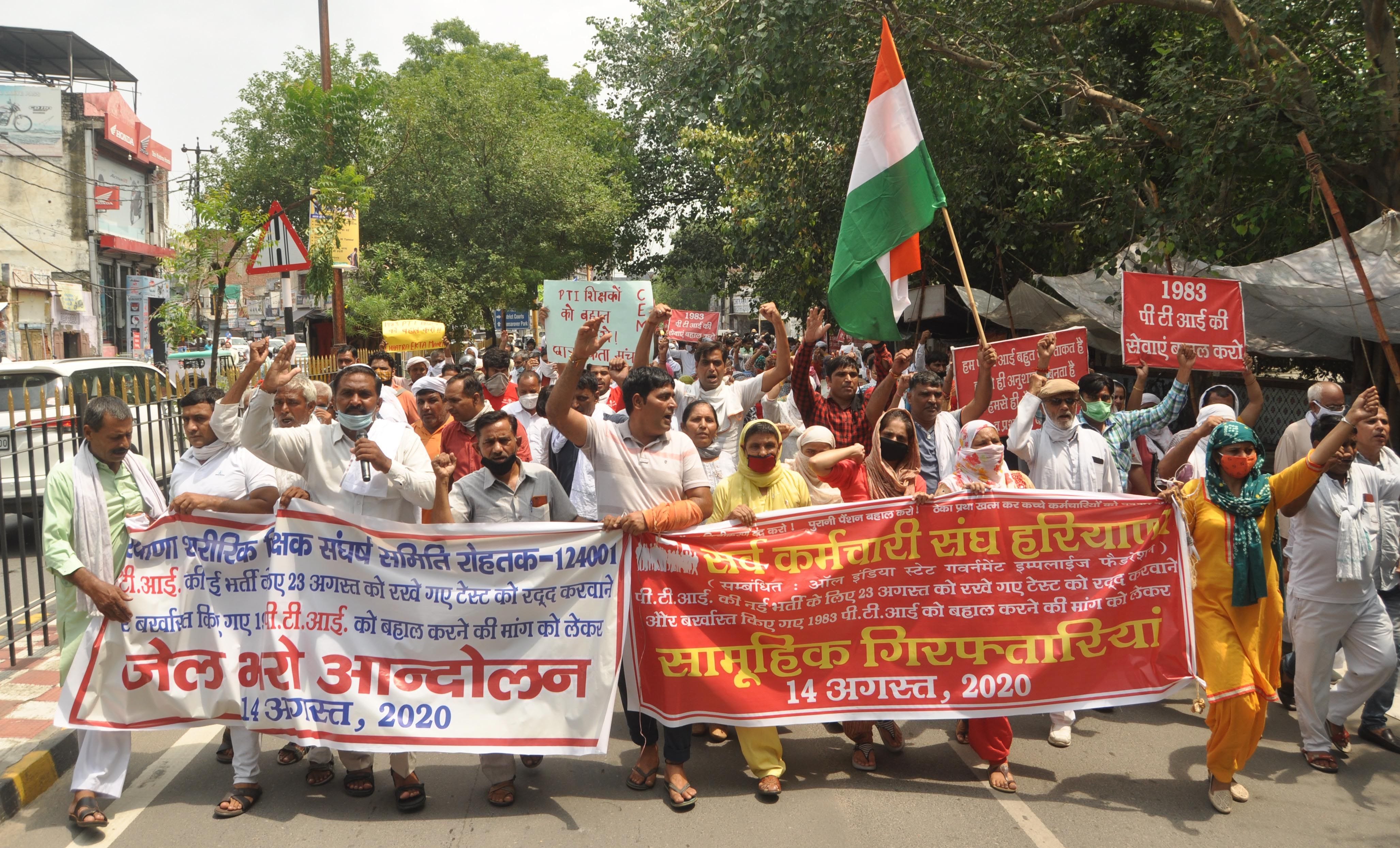 सोनपीत स्टैंड पर प्रदर्शन करते कई संगठन के सदस्य। सोनपीत स्टैंड पर प्रदर्शन करते कई संगठन के सदस्य।