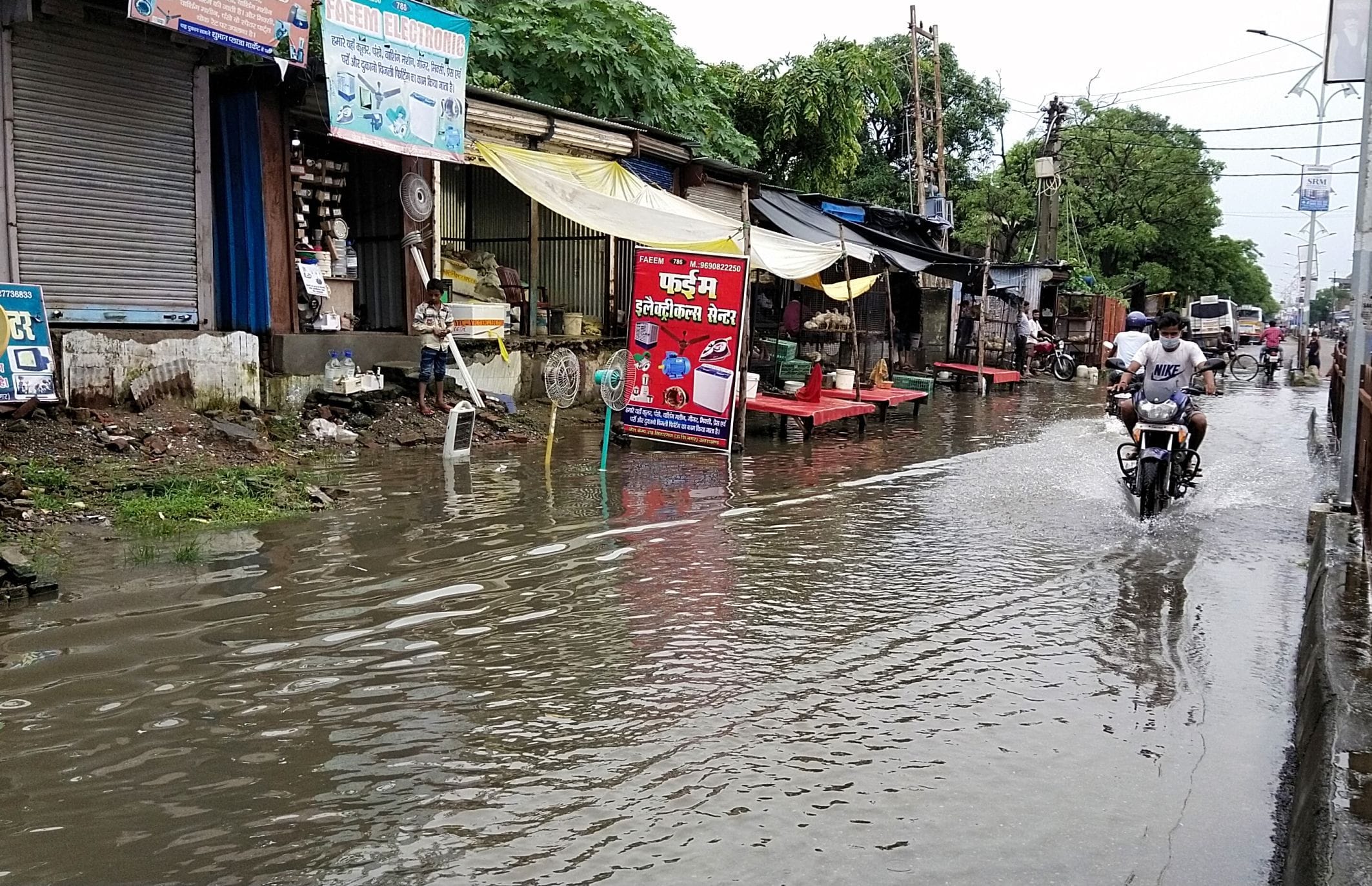 सितारगंज में सिडकुल मार्ग पर मुख्य सड़क पर भरा बरसात का पानी।