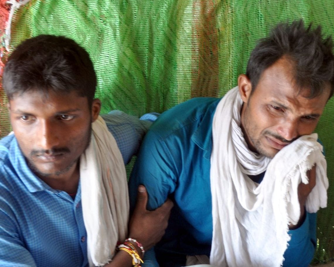 शामली विलाप करता मृतक का बेटा शामली विलाप करता मृतक का बेटा