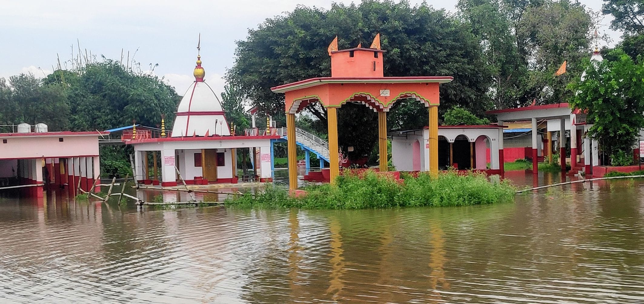 सुरेंद्रनगर में जलमग्न तारकनाथ शिव मंदिर।