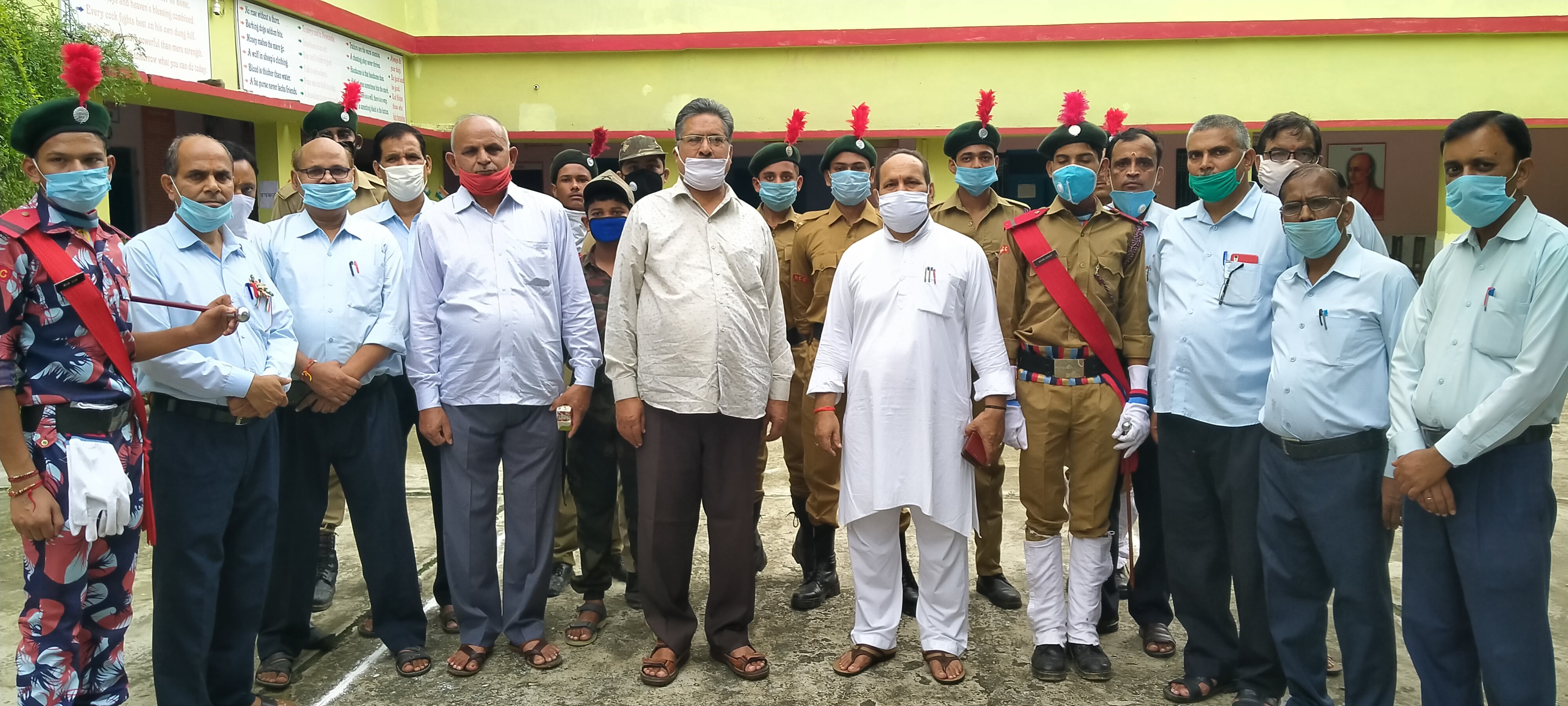  धामपुर के विद्या मंदिर में ध्वजारोहण के बाद एकत्र अतिथि व शिक्षक।
