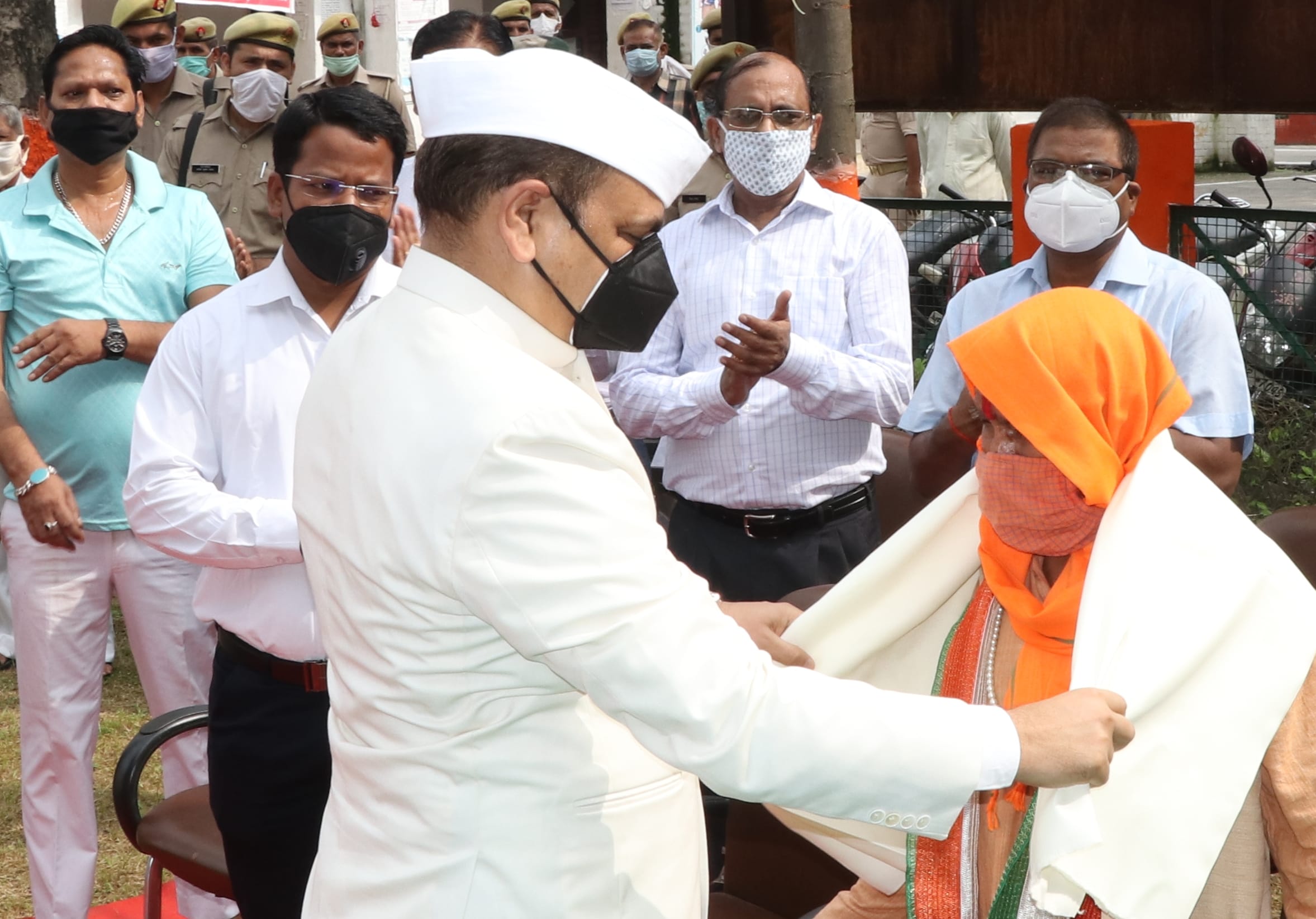 बिजनौर कलक्ट्रेट में स्वतंत्रता दिवस पर स्वतंत्रता संग्राम सेनानी को संबोधित करते डीएम रमाकां? बिजनौर कलक्ट्रेट में स्वतंत्रता दिवस पर स्वतंत्रता संग्राम सेनानी को संबोधित करते डीएम रमाकां?