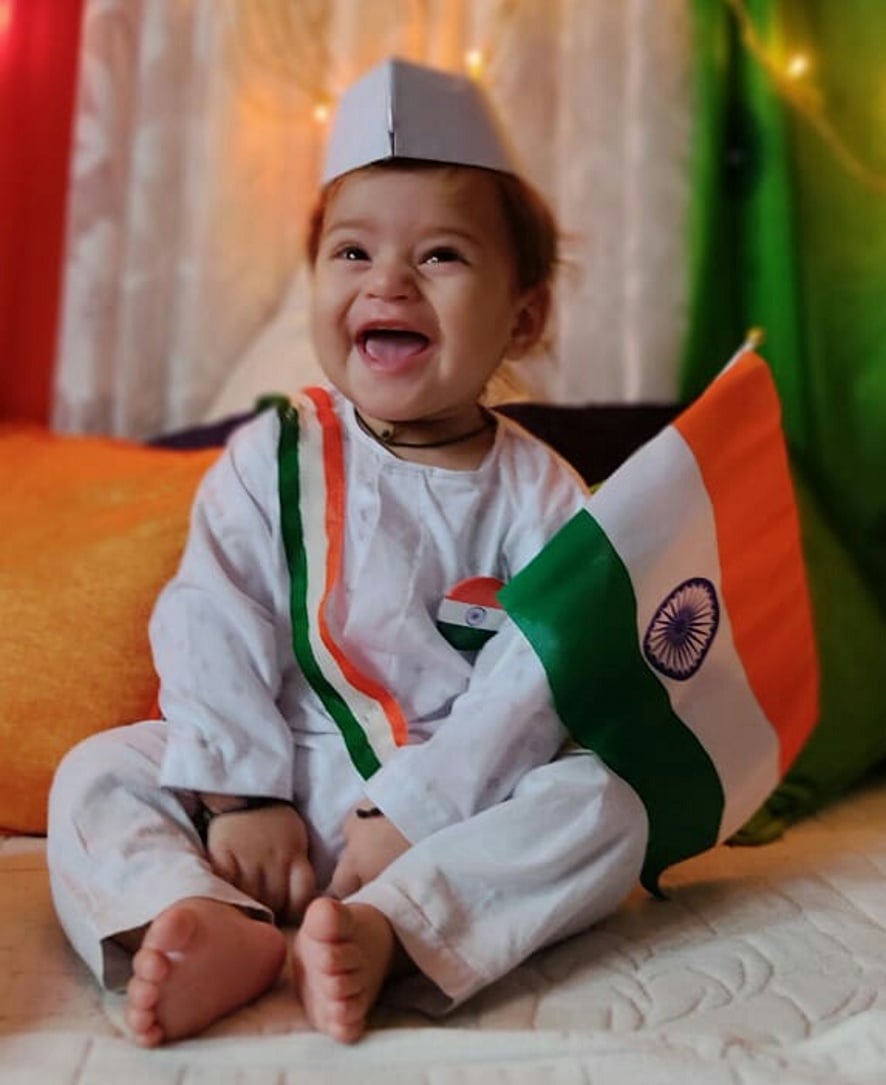 नजीबाबाद में स्वतंत्रता दिवस पर देशभक्त की पोशाक में प्रसन्नचित नन्हा अदविक। नजीबाबाद में स्वतंत्रता दिवस पर देशभक्त की पोशाक में प्रसन्नचित नन्हा अदविक।